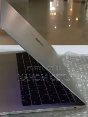 New Laptop Apple MacBook Pro 2017 8GB Intel Core I5 SSD 256GB