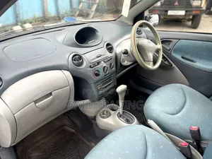 Toyota Vitz 2000 Blue