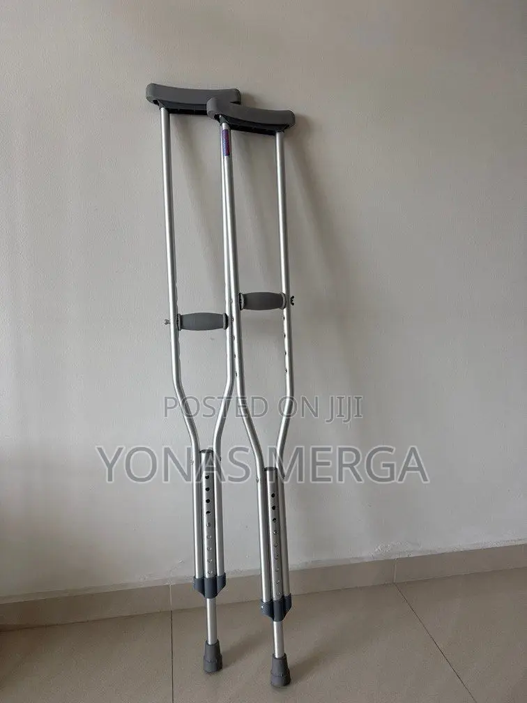 Adult Walking Crutches\\Features Thick Cushioned Crutches