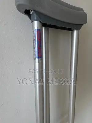 Adult Walking Crutches\\Features Thick Cushioned Crutches