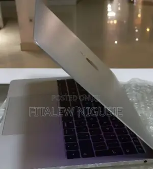 New Laptop Apple MacBook Pro 2017 8GB Intel Core I5 SSD 256GB