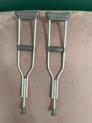 Photo - Axillary Bilateral Crutches米酒bilateral Crutches的跟crutches