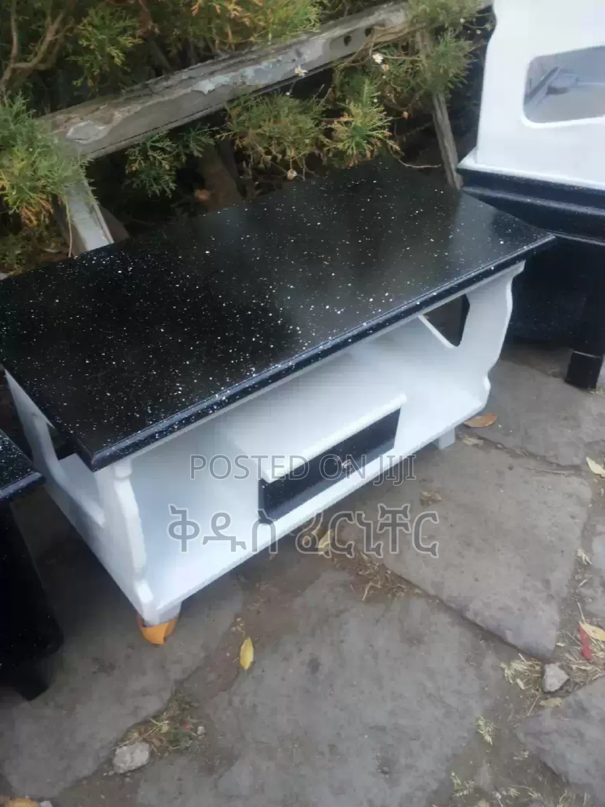 የሳሎን ለሶፋ የሚሆኑ ቴብሎች በተለያየ ከለር