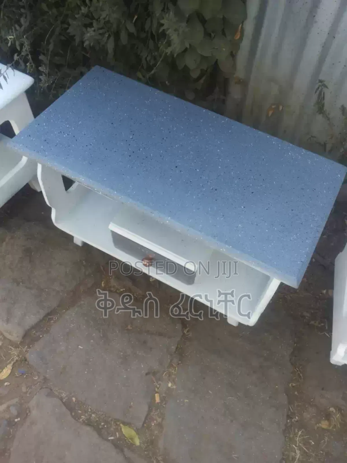 የሳሎን ለሶፋ የሚሆኑ ቴብሎች በተለያየ ከለር