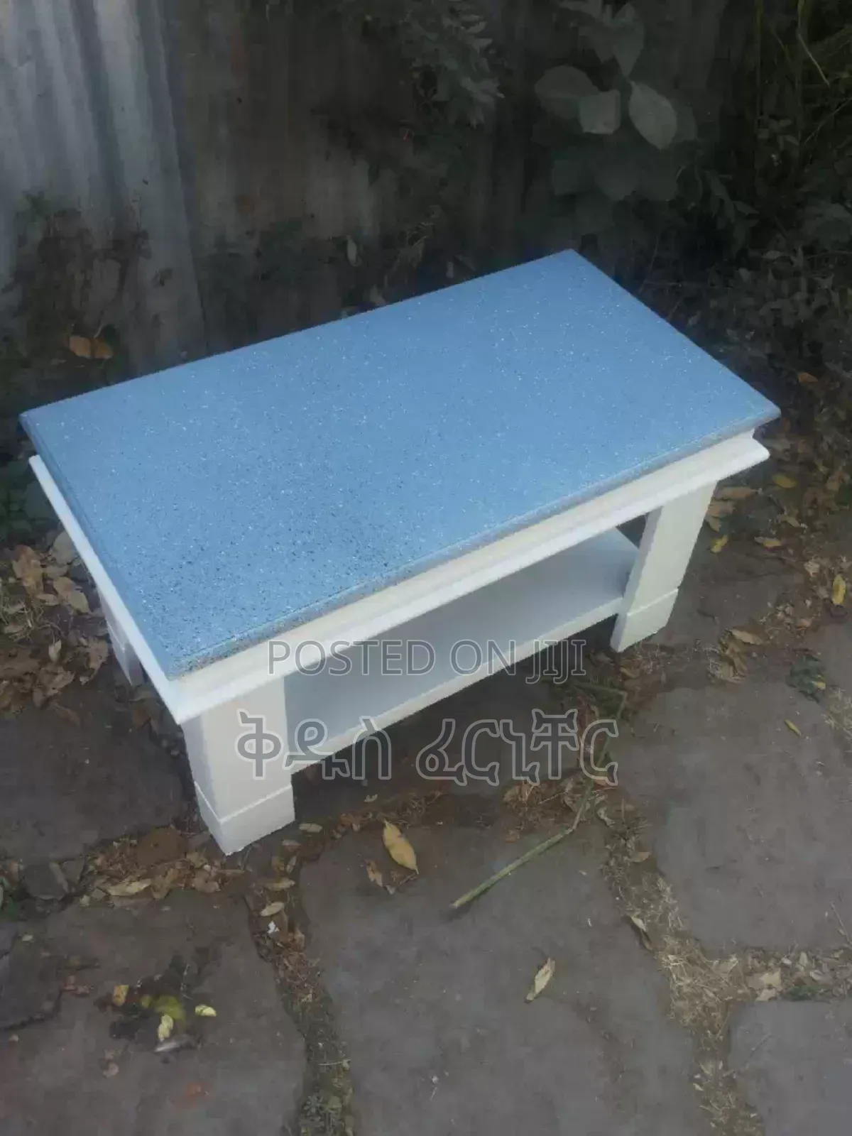 የሳሎን ለሶፋ የሚሆኑ ቴብሎች በተለያየ ከለር