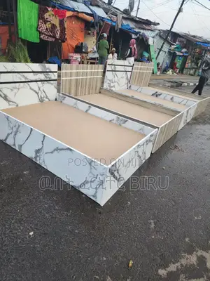 ላምኔት አልጋ በጥራት የተስራ እና ከለር ምርጫ በፈለጋቹት ከለር አለኝ