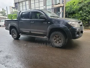 Photo - Toyota Hilux 2010 Black