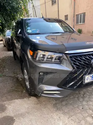 Photo - Toyota Hilux 2016 Gray