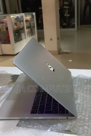 New Laptop Apple MacBook Pro 2017 8GB Intel Core I5 SSD 256GB