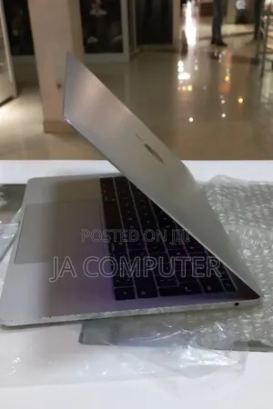 New Laptop Apple MacBook Pro 2017 8GB Intel Core I5 SSD 256GB