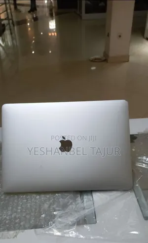 Photo - New Laptop Apple MacBook Pro 2017 8GB Intel Core I5 SSD 256GB