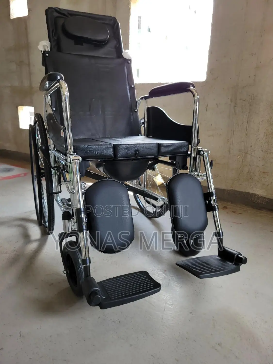 Wheelchair𡸜عpush/Pull the Lifter to Adjust the Leg Rest Up.