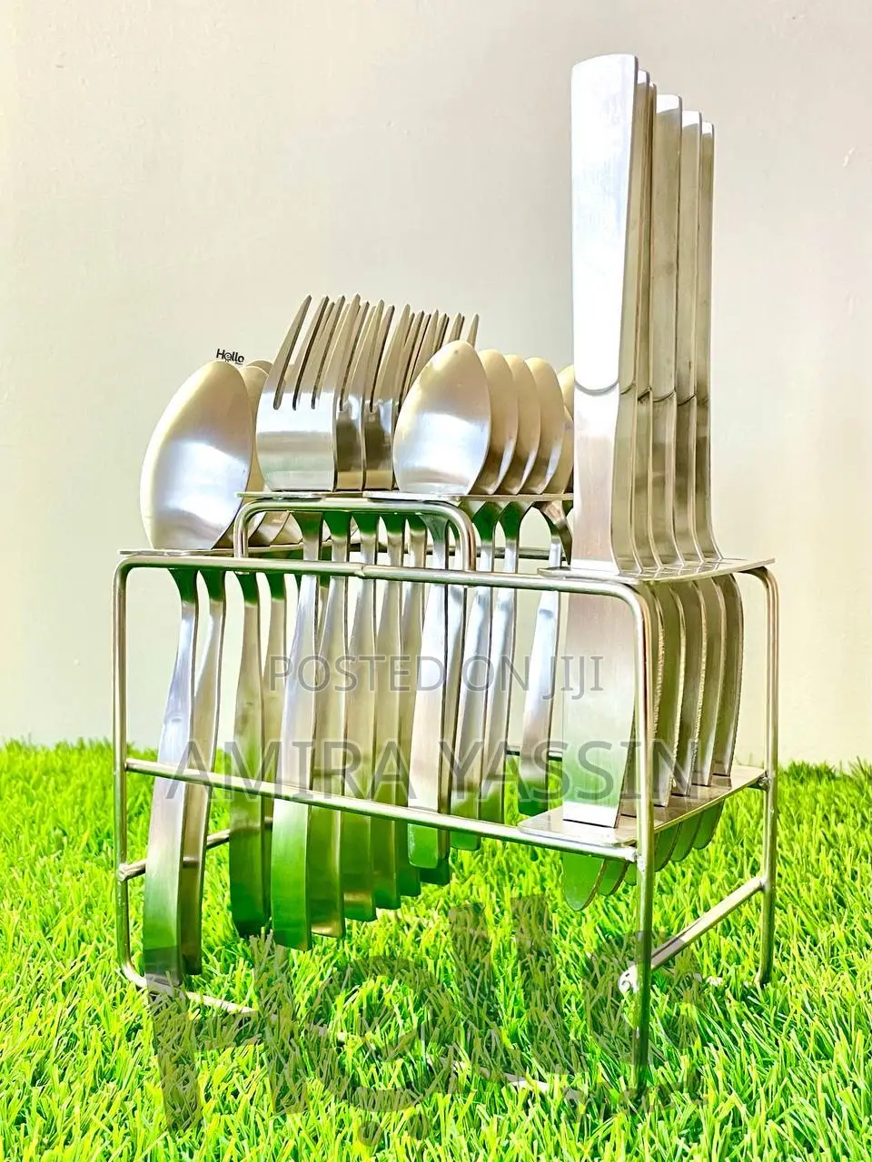 ማንኪያ ሹካ እንዲሁም ቢላዋ የያዘ