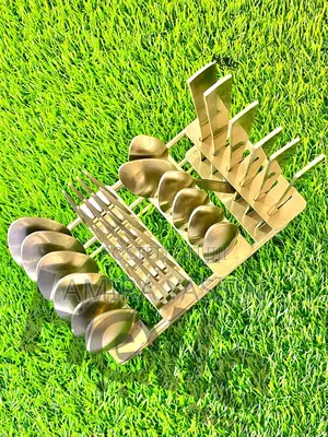 ማንኪያ ሹካ እንዲሁም ቢላዋ የያዘ