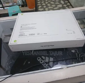 Photo - New Laptop Apple MacBook Air 2022 M2 16GB Intel Core I9 SSD 512GB