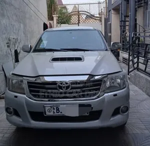 Photo - Toyota Hilux 2012 Gold