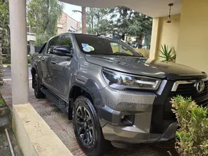 Photo - Toyota Hilux 2022 Beige