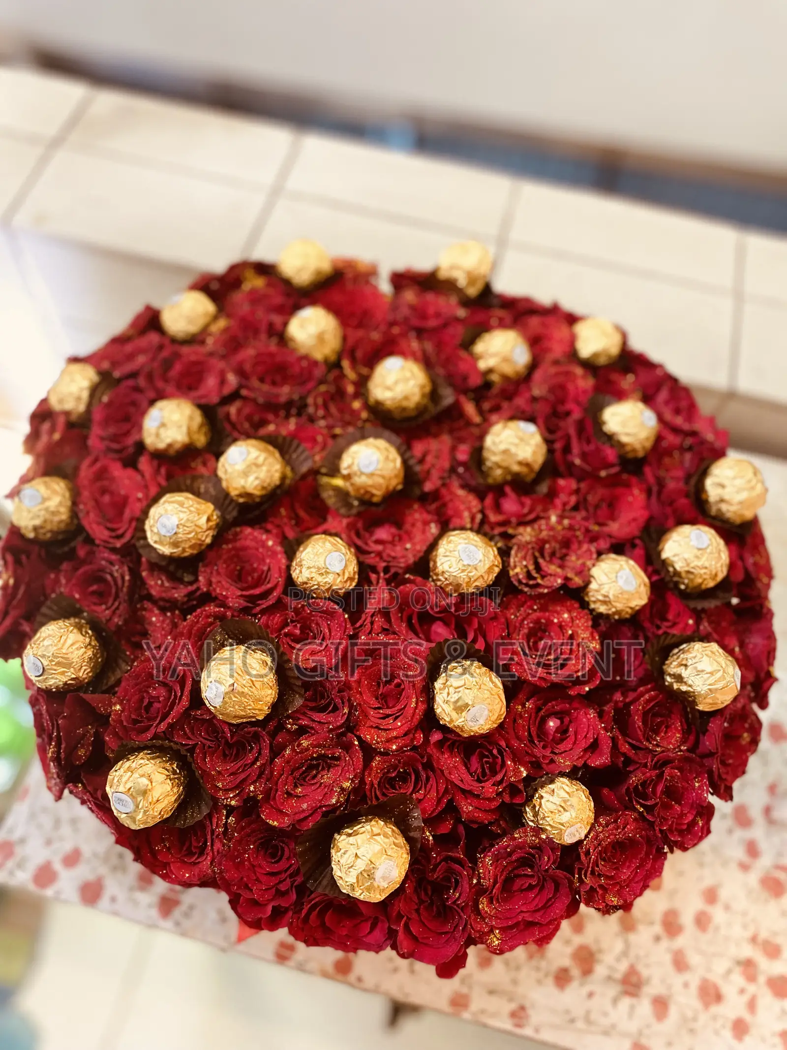 Flower Circle Box With Over 25 Chocolates