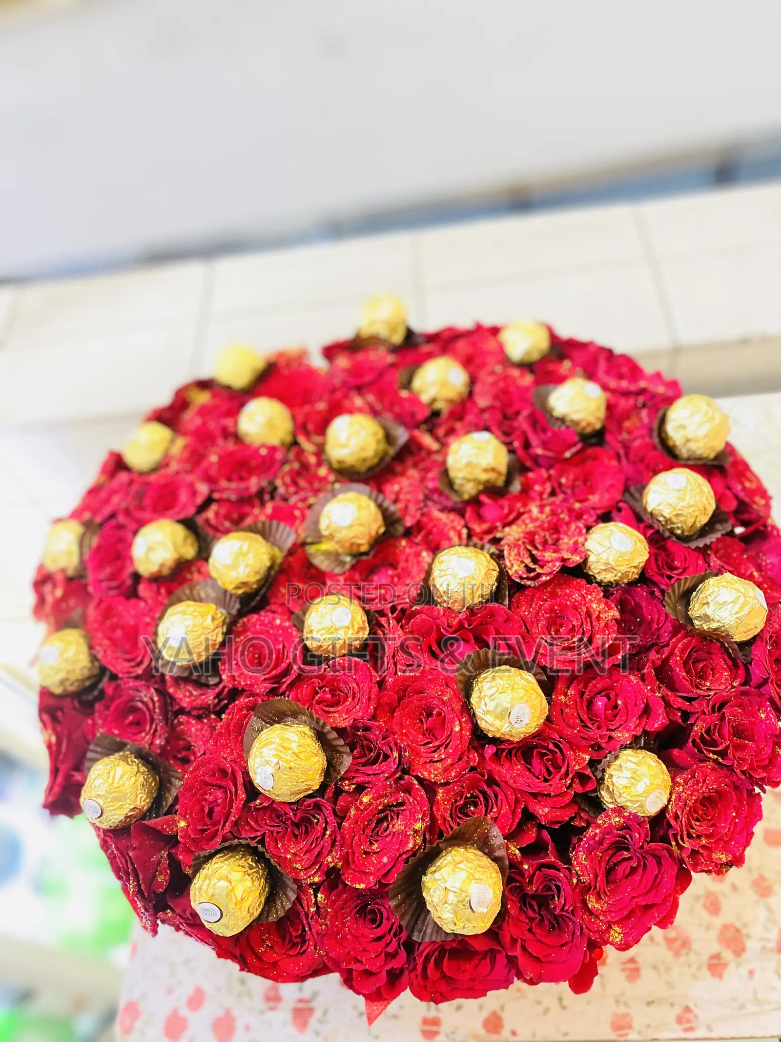 Flower Circle Box With Over 25 Chocolates