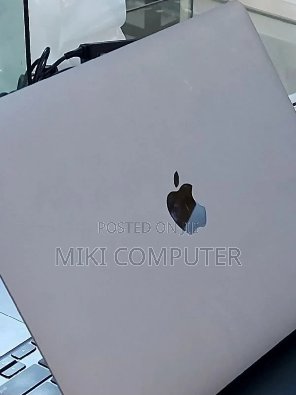 New Laptop Apple MacBook Pro 2022 M2 8GB Intel SSD 256GB