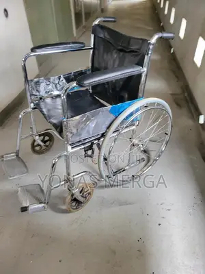 Folding Steel Wheelchairةةwheelchair\\Pushing the Handrims