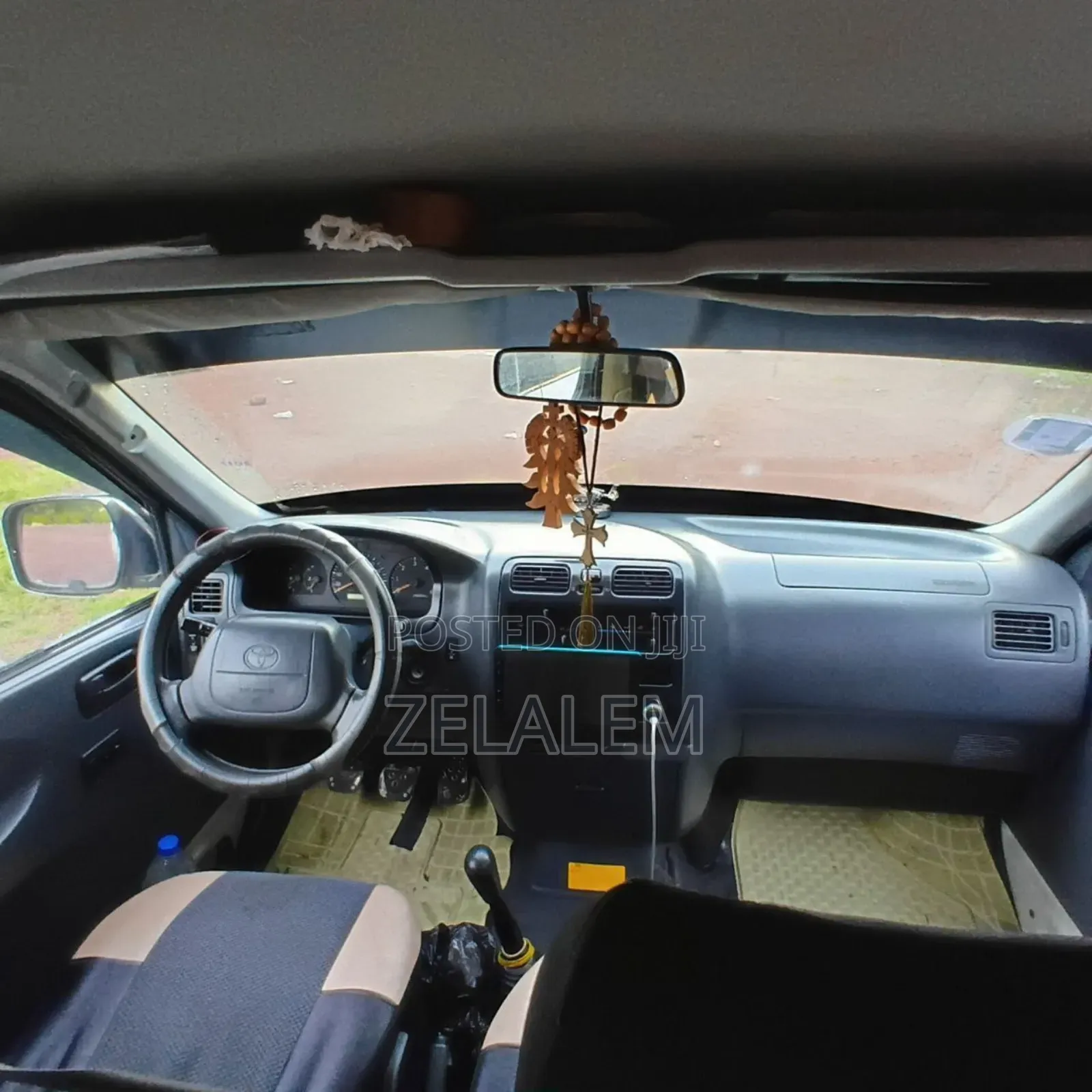 Toyota HiAce Siyaya 2004 White