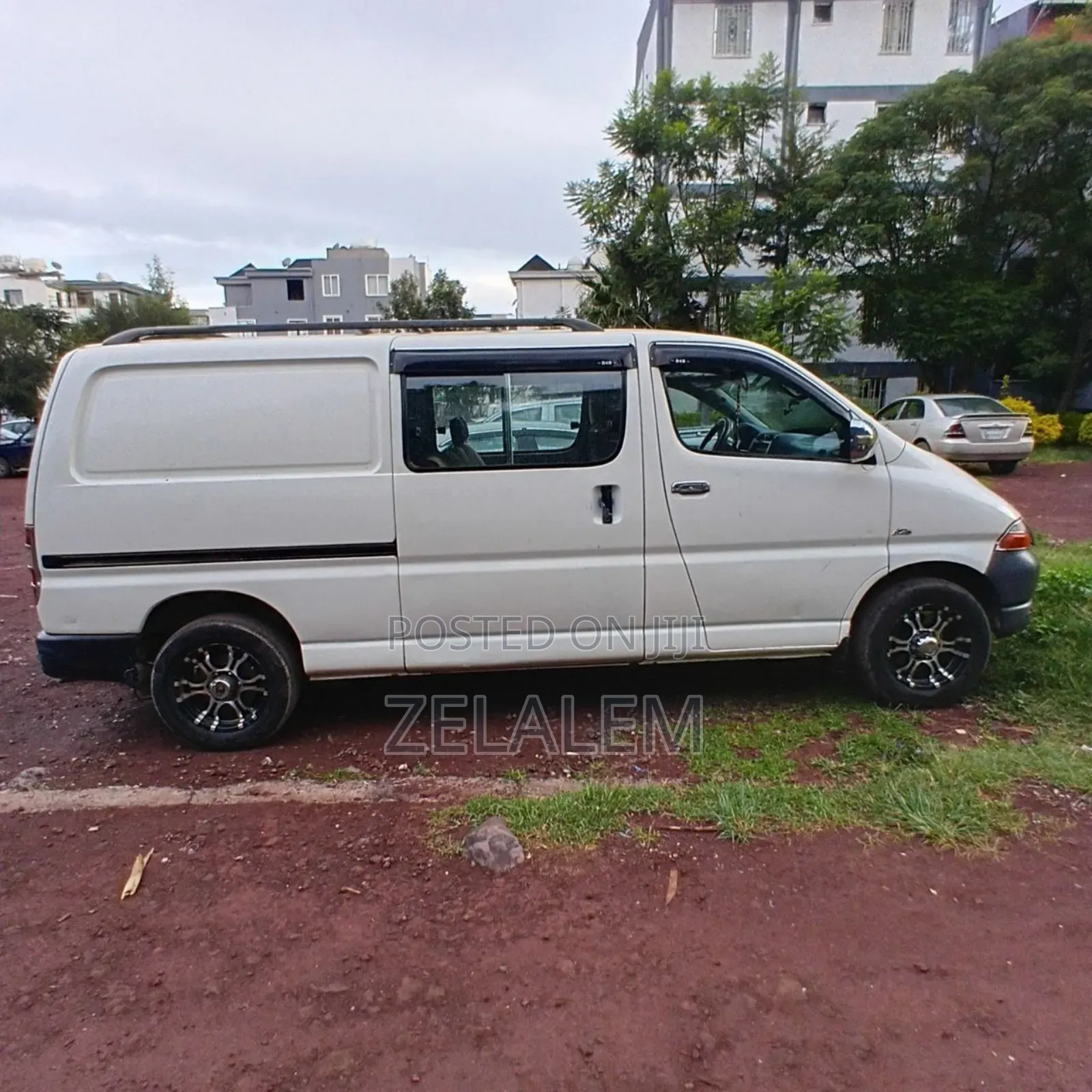 Toyota HiAce Siyaya 2004 White