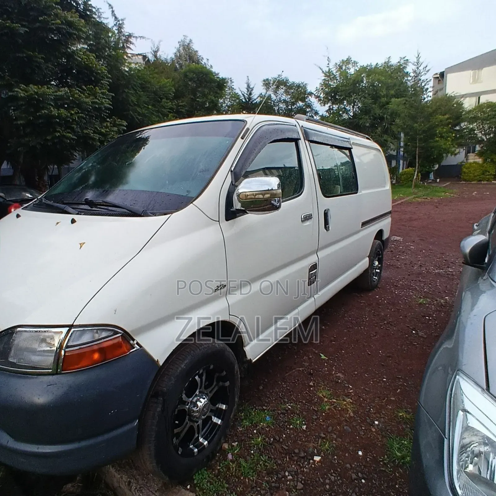 Toyota HiAce Siyaya 2004 White
