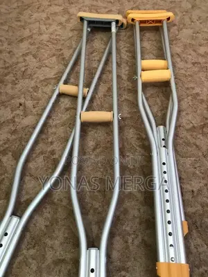 Photo - Underarm Crutches٦٦includes Padded Underarm Comfortى艦crutche