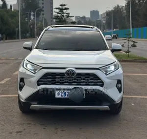 Photo - Toyota RAV4 2021 White