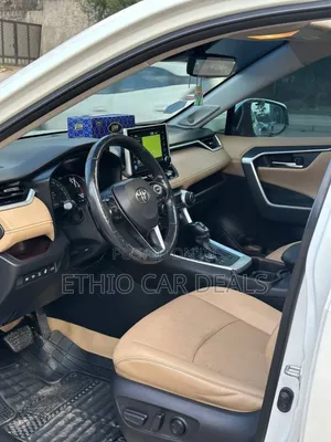 Toyota RAV4 2021 White