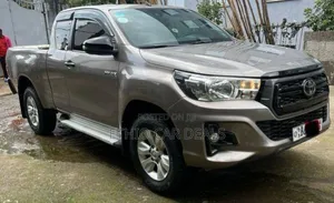 Photo - Toyota Hilux 2020 Silver