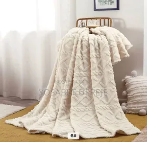 ጋቢ ለምኔ ሶፋ ላይ ቁጭ ሲሉ ትከሻ ላይ ጣል የሚደረግ እንዲሁም እንደ አልጋልብስም የሚጠቀሙት