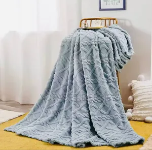 ጋቢ ለምኔ ሶፋ ላይ ቁጭ ሲሉ ትከሻ ላይ ጣል የሚደረግ እንዲሁም እንደ አልጋልብስም የሚጠቀሙት