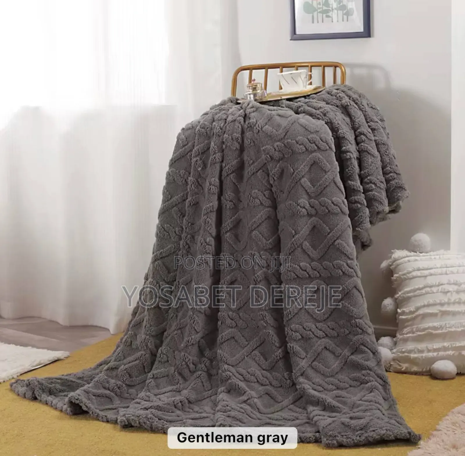 ጋቢ ለምኔ ሶፋ ላይ ቁጭ ሲሉ ትከሻ ላይ ጣል የሚደረግ እንዲሁም እንደ አልጋልብስም የሚጠቀሙት