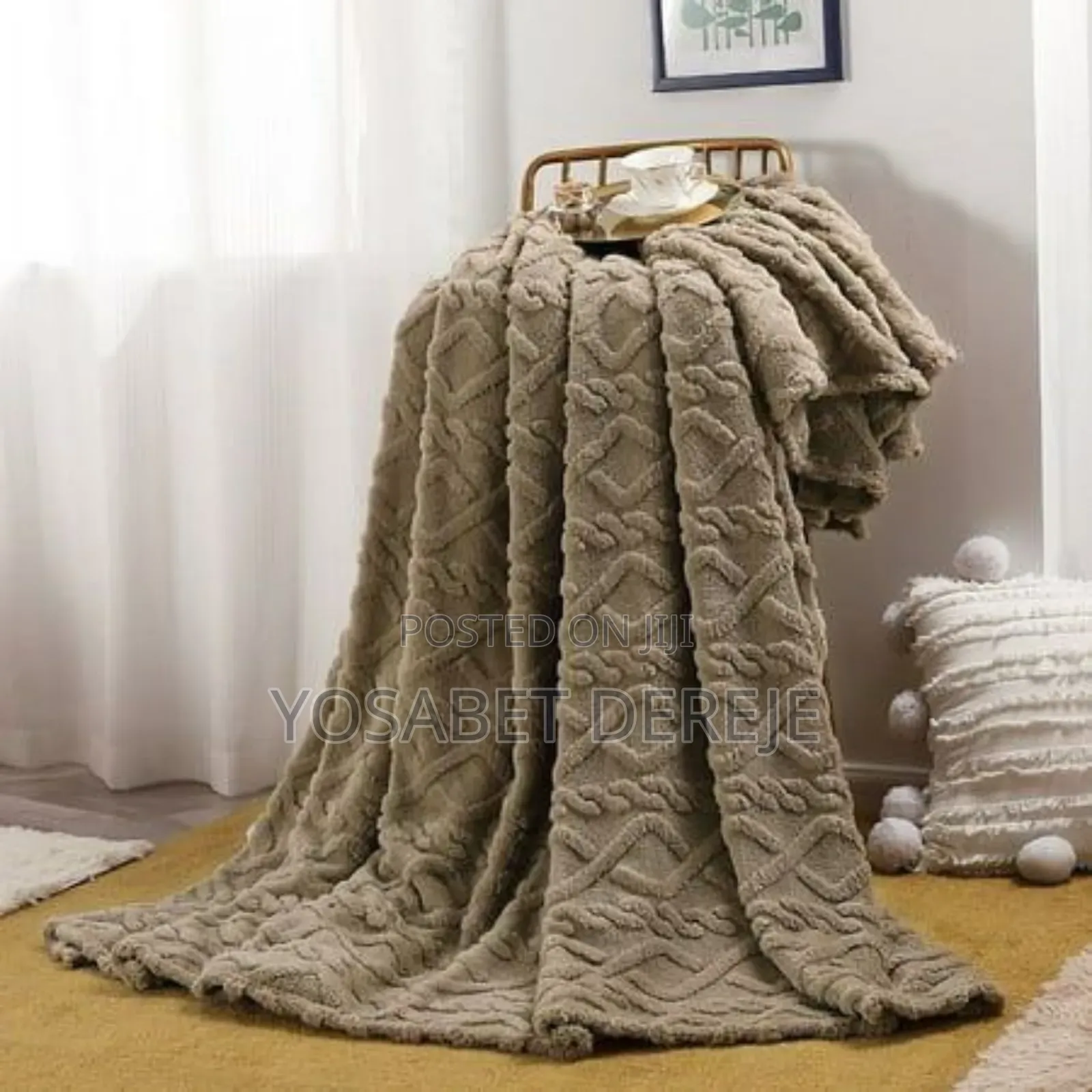 ጋቢ ለምኔ ሶፋ ላይ ቁጭ ሲሉ ትከሻ ላይ ጣል የሚደረግ እንዲሁም እንደ አልጋልብስም የሚጠቀሙት