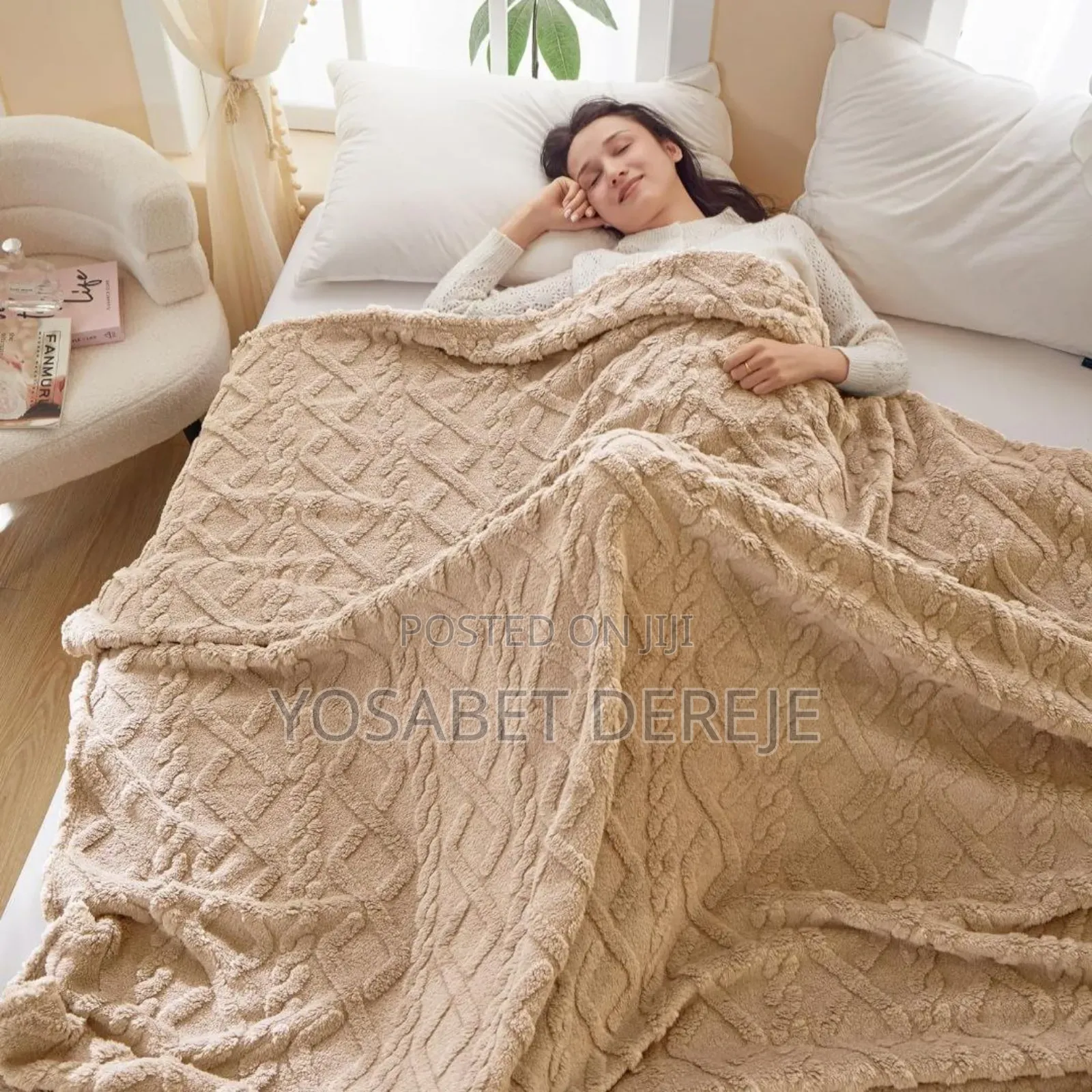 ጋቢ ለምኔ ሶፋ ላይ ቁጭ ሲሉ ትከሻ ላይ ጣል የሚደረግ እንዲሁም እንደ አልጋልብስም የሚጠቀሙት