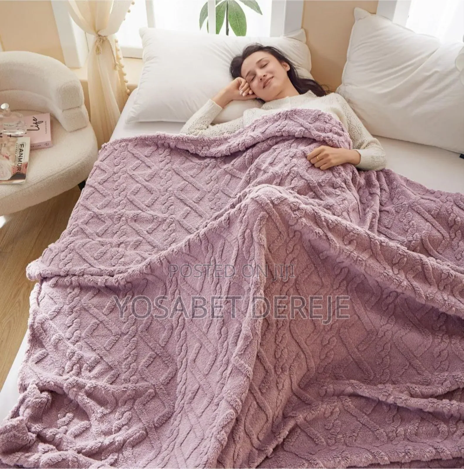 ጋቢ ለምኔ ሶፋ ላይ ቁጭ ሲሉ ትከሻ ላይ ጣል የሚደረግ እንዲሁም እንደ አልጋልብስም የሚጠቀሙት