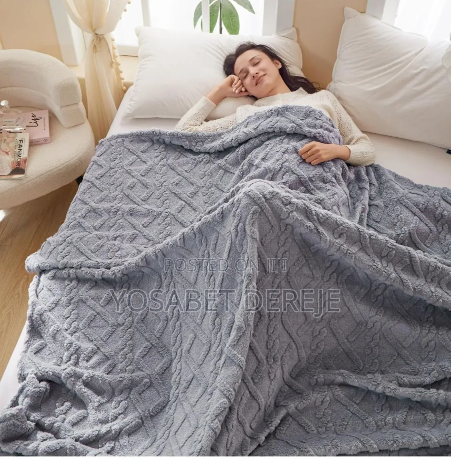 ጋቢ ለምኔ ሶፋ ላይ ቁጭ ሲሉ ትከሻ ላይ ጣል የሚደረግ እንዲሁም እንደ አልጋልብስም የሚጠቀሙት