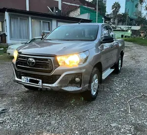 Photo - Toyota Hilux 2020 Gray