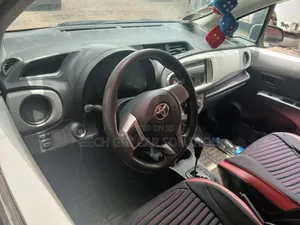 Photo - Toyota Yaris 2012 Silver