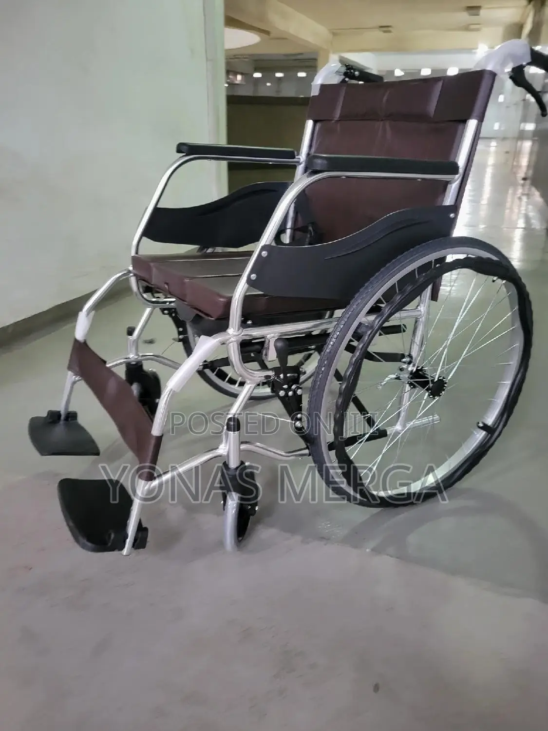 Mobility•With a Built-in Commode Seat Wheelchairت变wheelchair