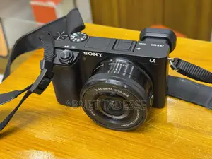Photo - Sony Zv -E10 With 16-50mm Lens