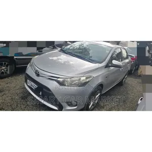 Photo - Toyota Yaris 2014 White