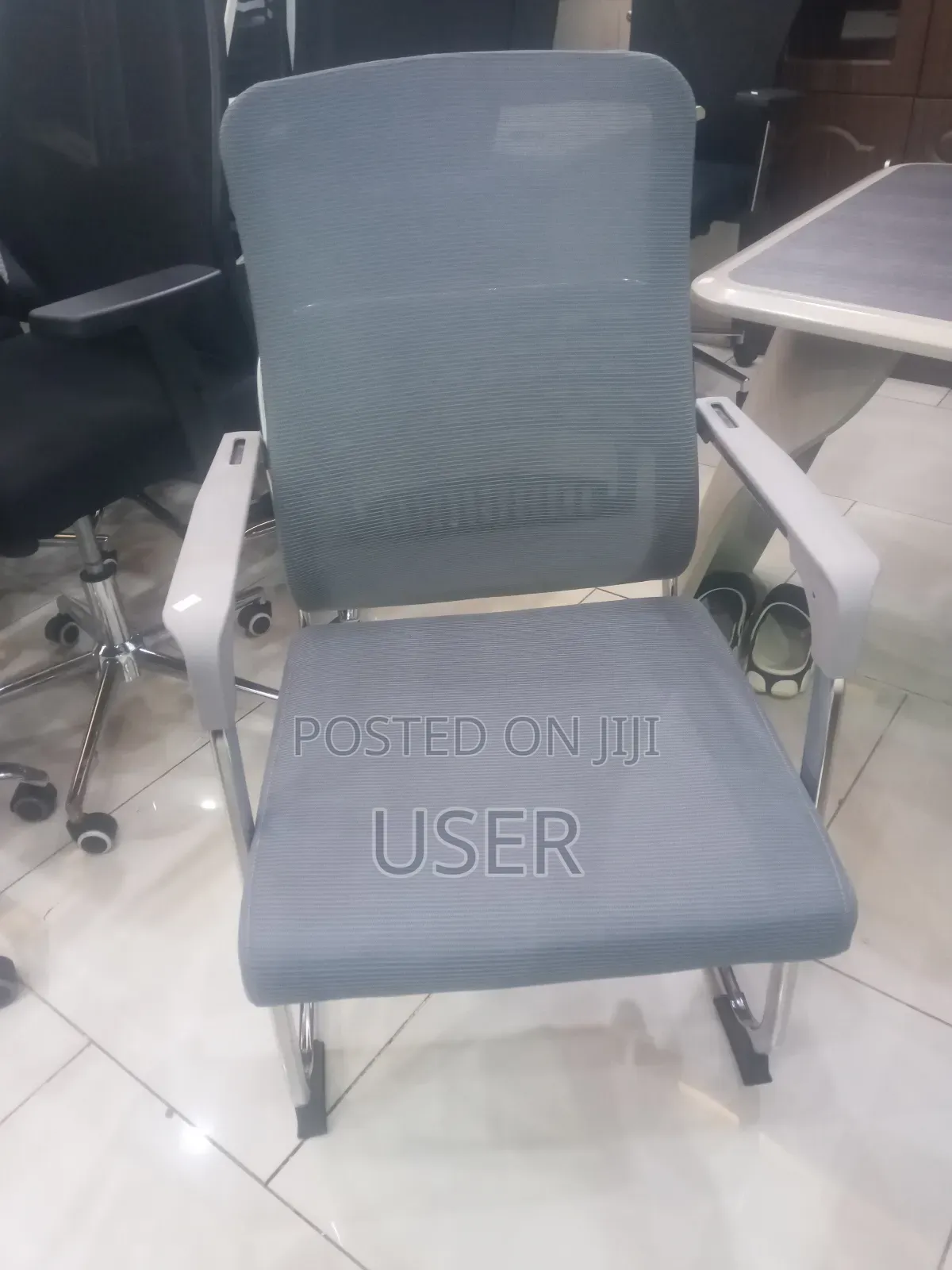 U Leg Gust Chair