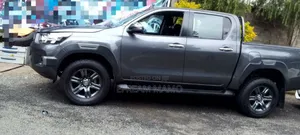 Photo - Toyota Hilux 2021 Gray
