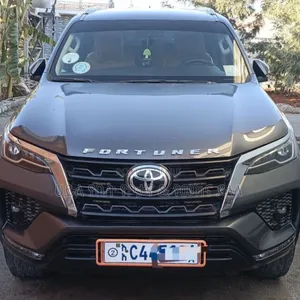 Photo - Toyota Fortuner 2022 Beige