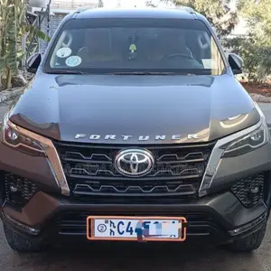 Photo - Toyota Fortuner 2022 Beige