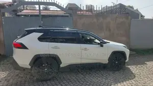 Photo - Toyota RAV4 2021 White