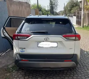 Toyota RAV4 2021 White